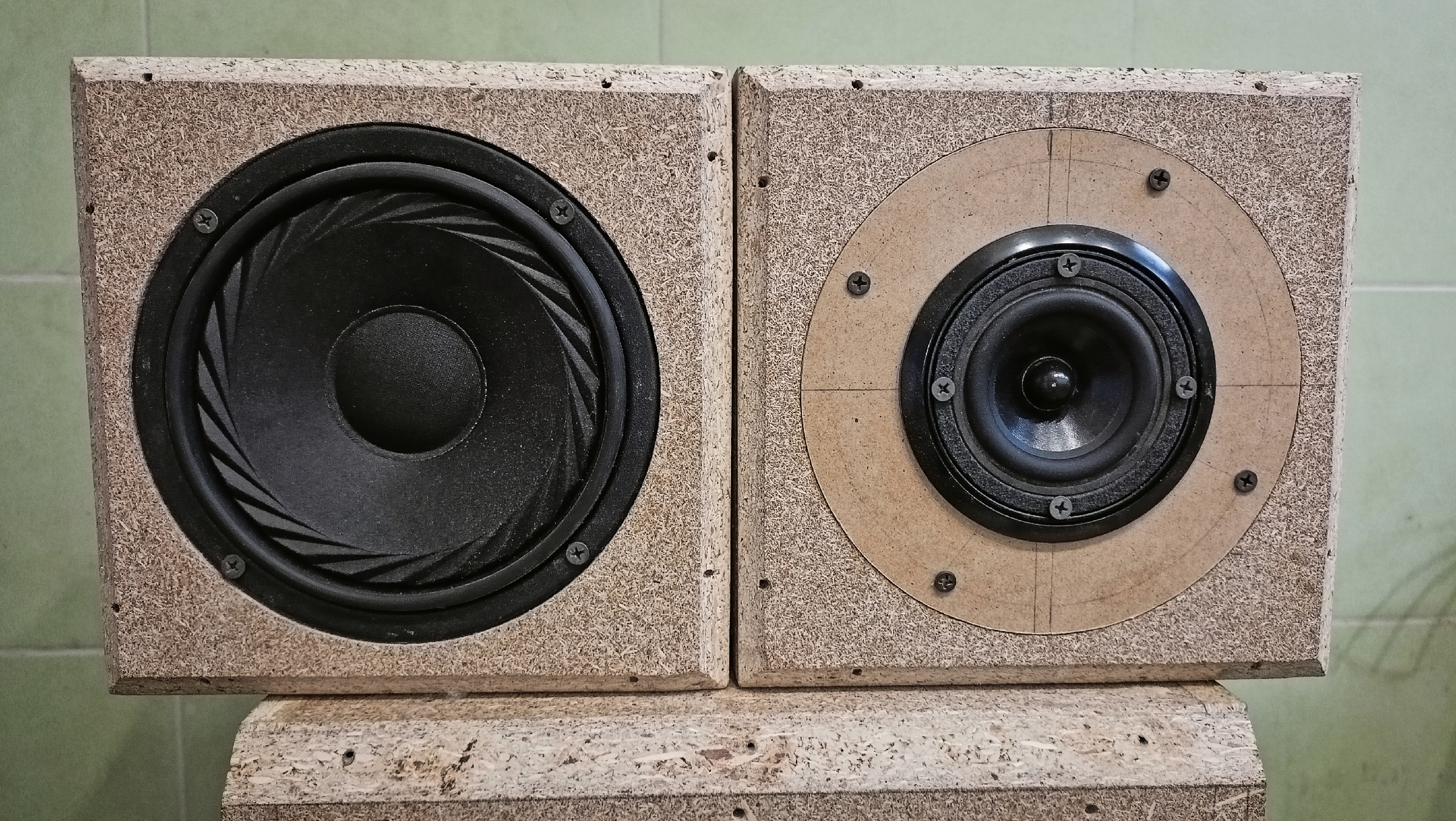 Динамики широкополосные для sven. Мощная сирена 12 вольт. Getz hyundai штатная акустика. Динамик с усилителем звука ip65. Подвесы для динамиков.