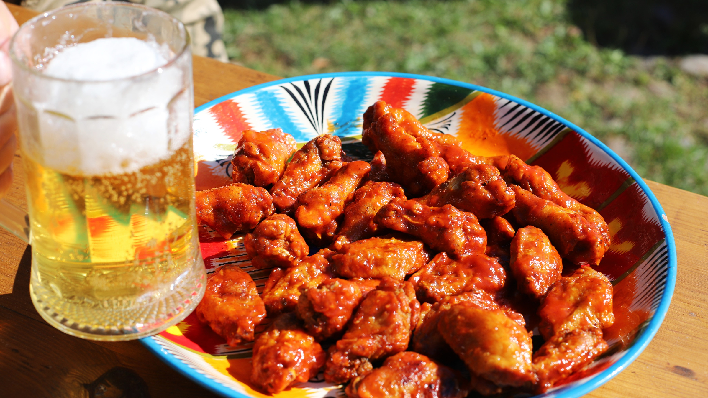 куриные крылышки в казане. крылышки без кости. куриные крылышки в казане на костре. крылья курицы в казане. глазированные крылышки.