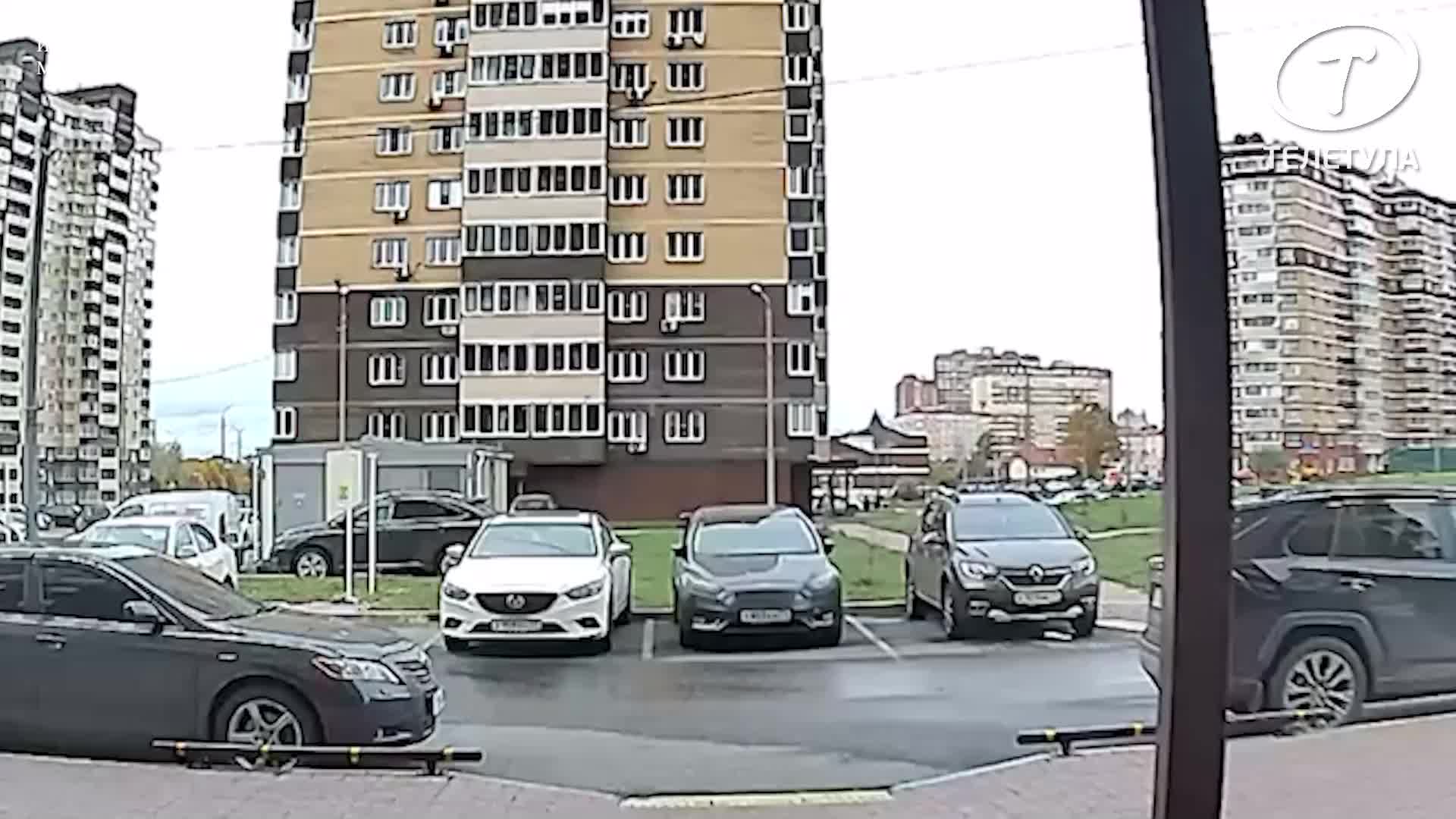 Уборочная техника. Самолет в небе. Тула взрыв в небе. Хлопки в туле сейчас. Чп в туле после сильного ветра сегодня.