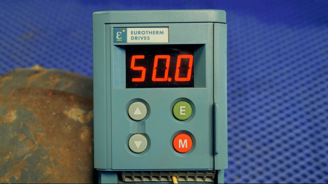 Выкинул все конденсаторы. Электродвигатели теперь подключаю только так ...