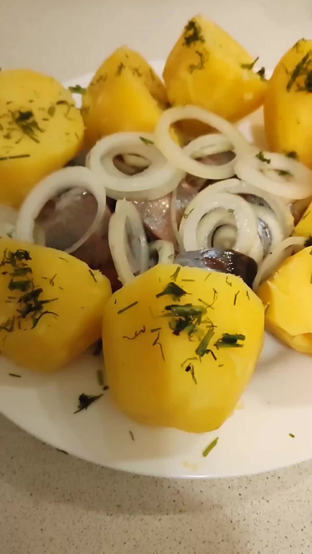 Фантазии вкуса. Картофель с селедкой. Вареная картошка с селедкой. Отварной картофель с селедкой. Круглый отварной картофель с селедкой