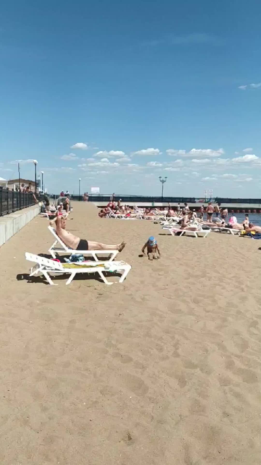 Александр Петров снял на видео молодую жену в купальнике на морском курорте