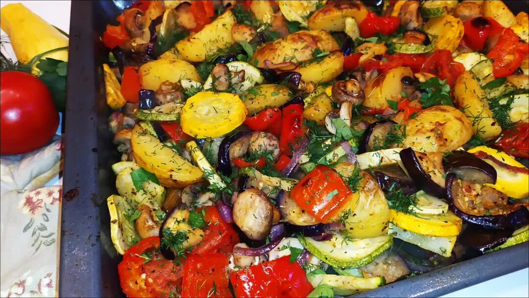 Духовке овощи видео. Овощи в духовке. Запеченные овощи. Вкусные овощи в духовке. Печеная картошка в духовке с овощами.