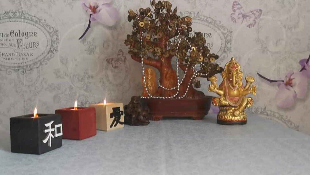 гадалка. гадания на картах игральных. магия приворот. гадать на картах. скучает ли он расклад таро.