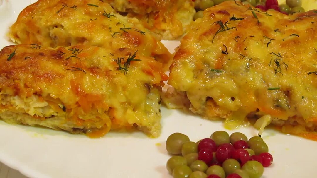 горбуша в духовке с морковкой и луком под сыром. тилапия это хек. горбуша в духовке с морковью и сыром. горбуша в духовке с морковью и сыром. филе горбуши в духовке с морковью и луком под сыром и майонезом.