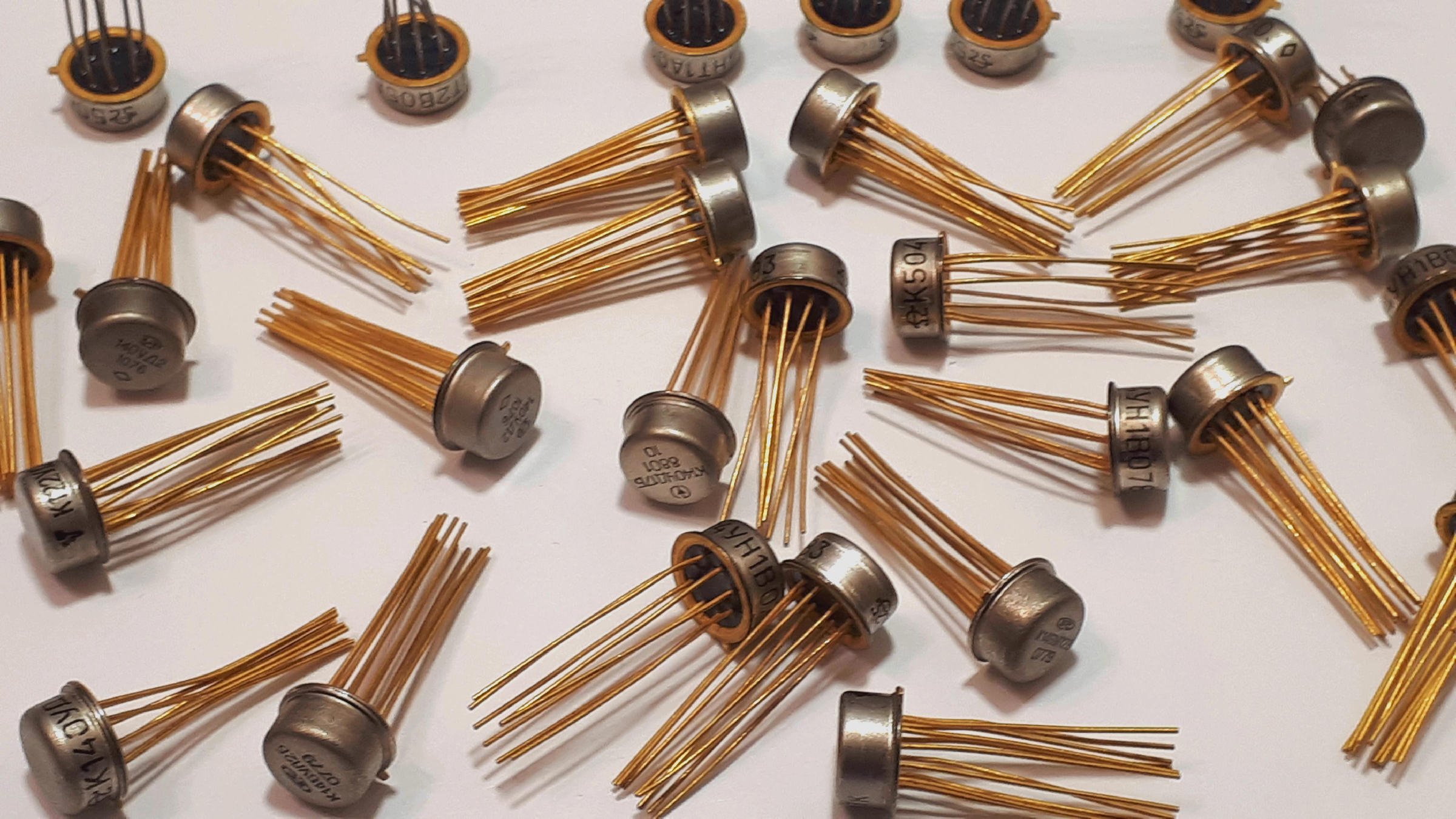 Аффинаж микросхем. Микросхемы с золотом. Микросхемы СССР С золотом. Золото в микросхемах. Импортные золотые микросхемы.