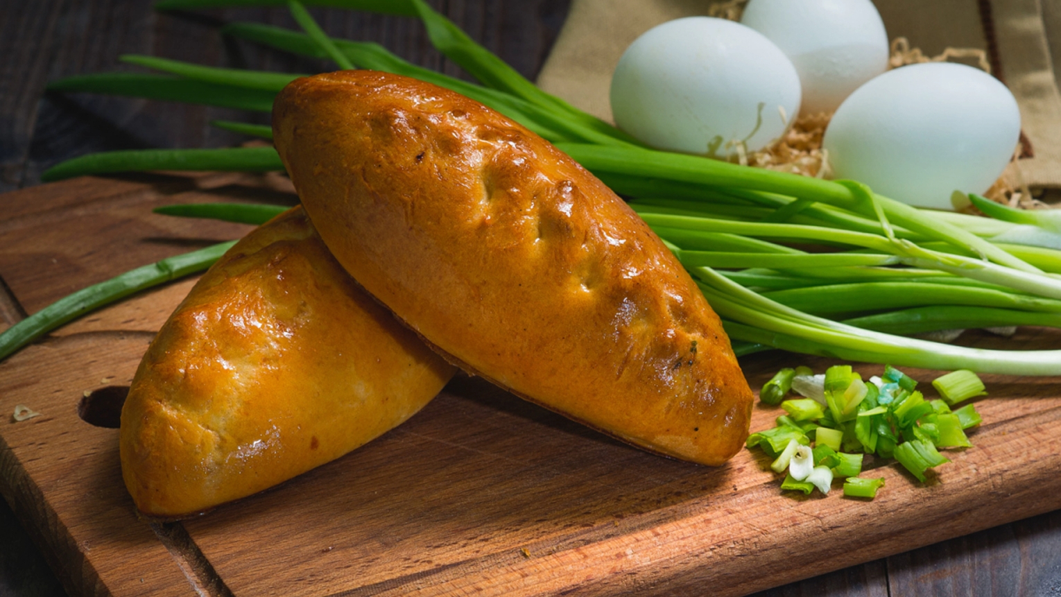 Пирожки с луком и яйцом рецепт. Пирожки с яйцом и луком. Пирожки с яйцом и зеленым луком. Пирожки с яйцом изеленим луком. Печеные пирожки с зеленым луком.