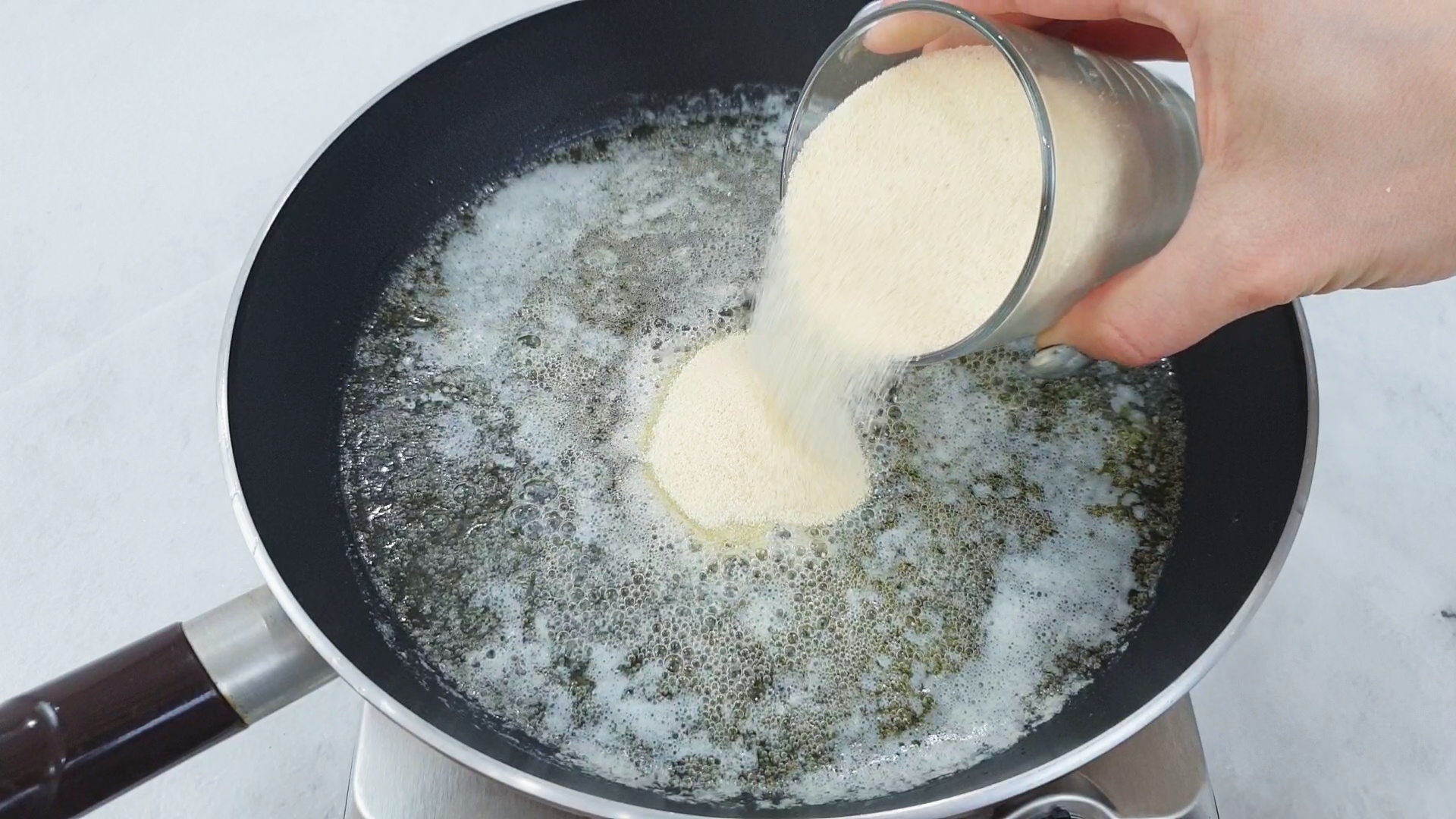 Простые рецепты с мукой на сковороде. Жареная манка на сковородке. Чай на сковороде. Рецепты на сковороде легко. Рецепты на сковороде легко сладкое.