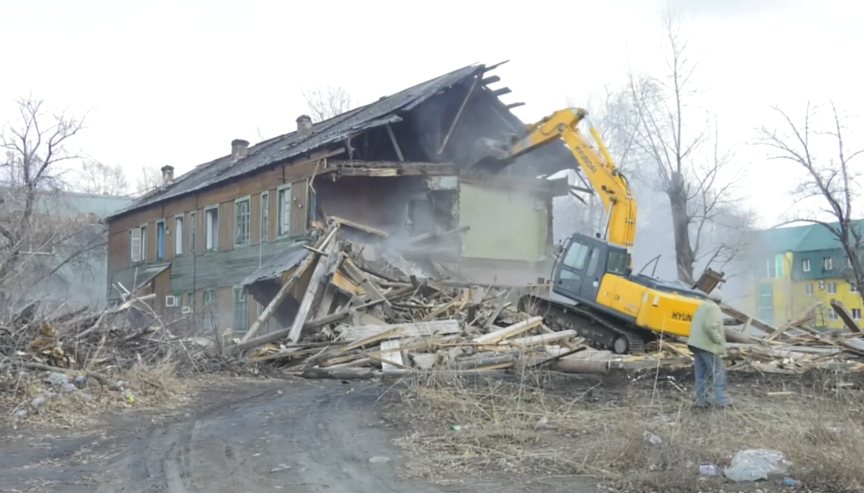 Снос бараков. В Железнодорожном снесли бараки. Абакан снос. В Абакане сносят. Слом старого Барака.