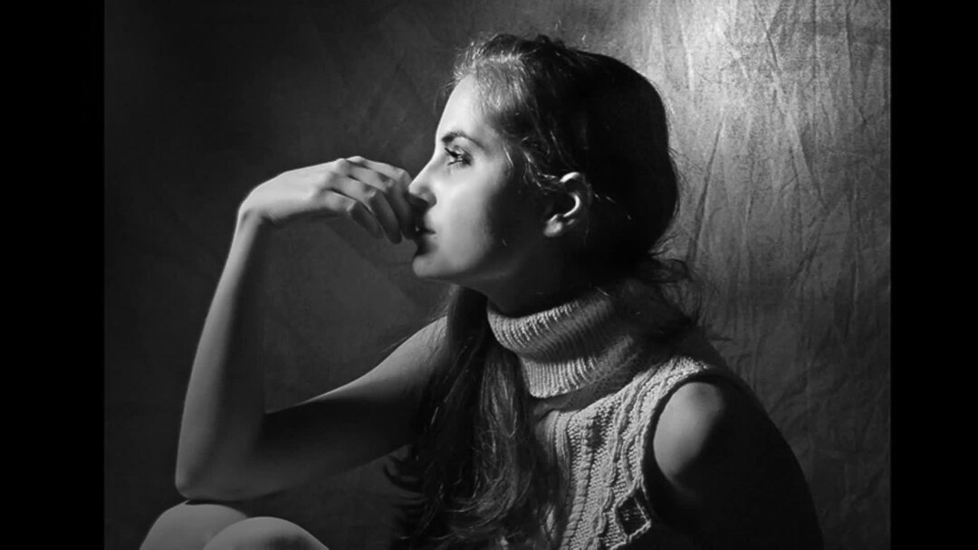 Ностальгия девушка. Блик солнца. Магнитофон для девочек. Ностальгия девушка. Девушка с магнитофоном.