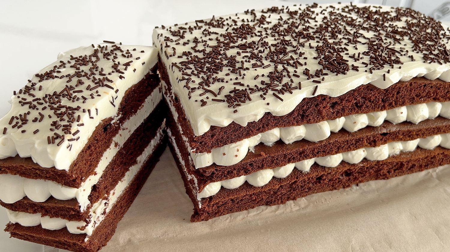 Вкусный торт тает во рту. Растаявший торт. Фили Бейкер торт бисквитный тирамису. Штучки сладкие на торт таят во рту.