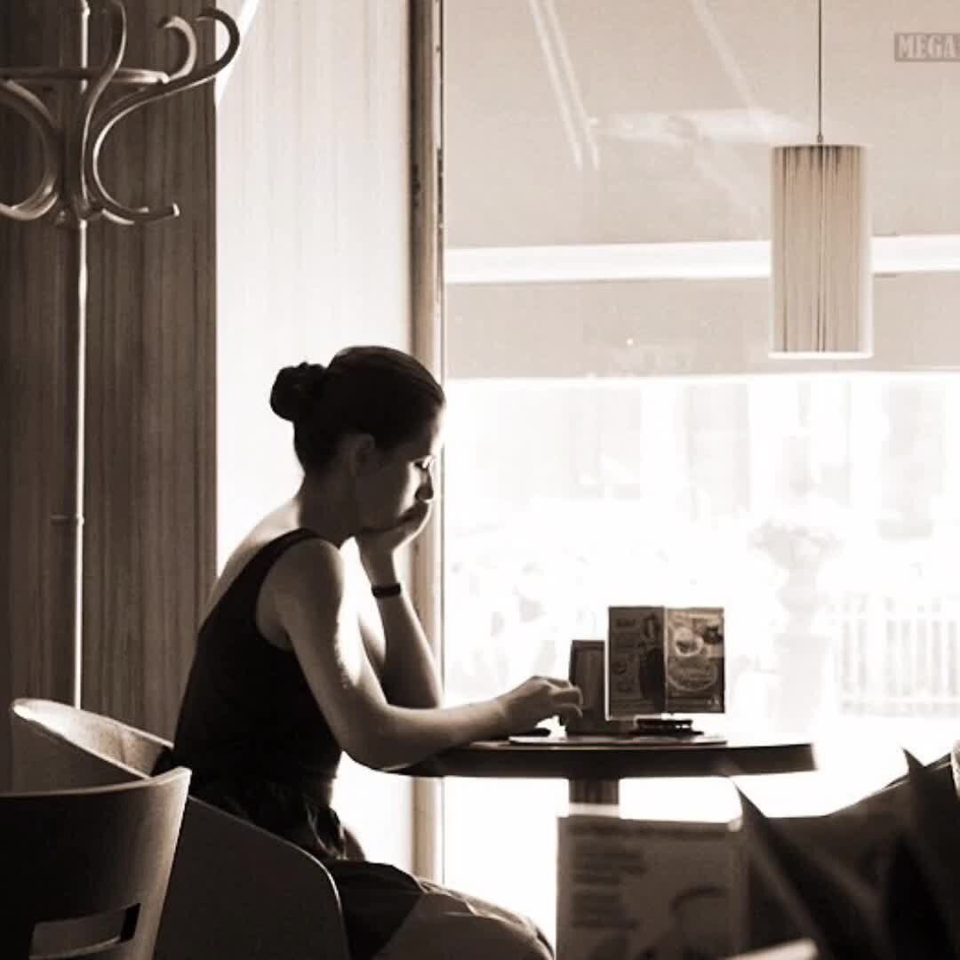 Снова одинока я сижу поет девушка. Одинокая девушка в кафе. Грустная девушка в кафе. Девушка в кафе у окна. За столиком в кафе.