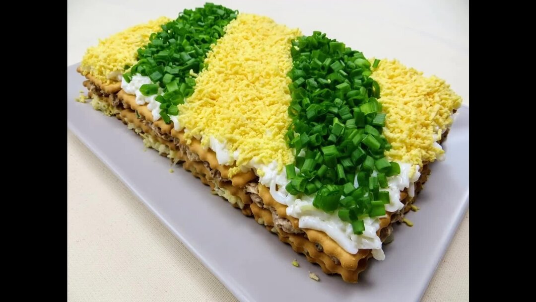 Салат с крекерами и рыбными консервами