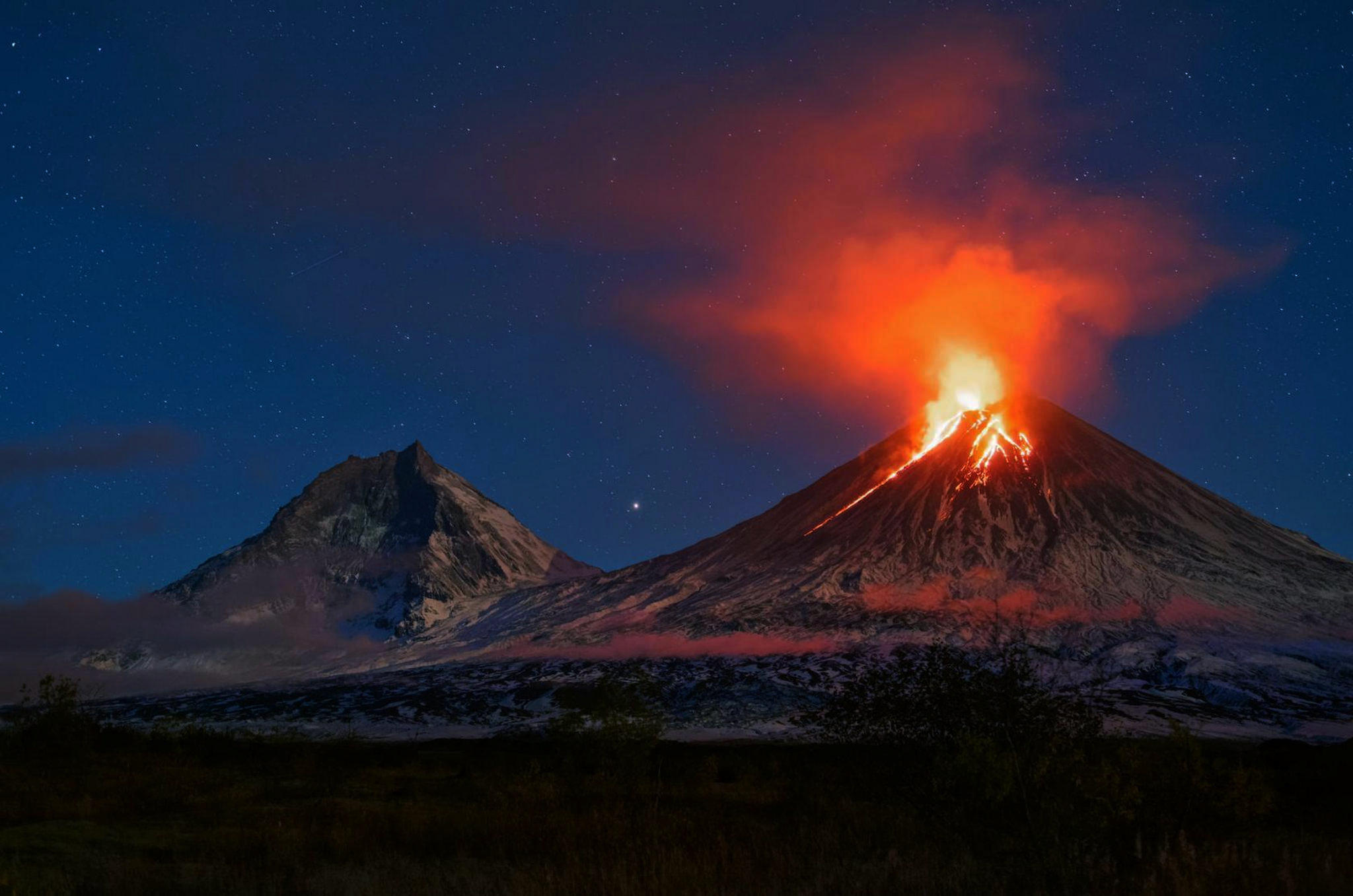 Самый высокий камчатский вулкан. Камчатка вулкан Ключевская сопка. Извержение вулкана Ключевская сопка. Ключевская сопка (Ключевской вулкан). Дальний Восток Ключевская сопка.