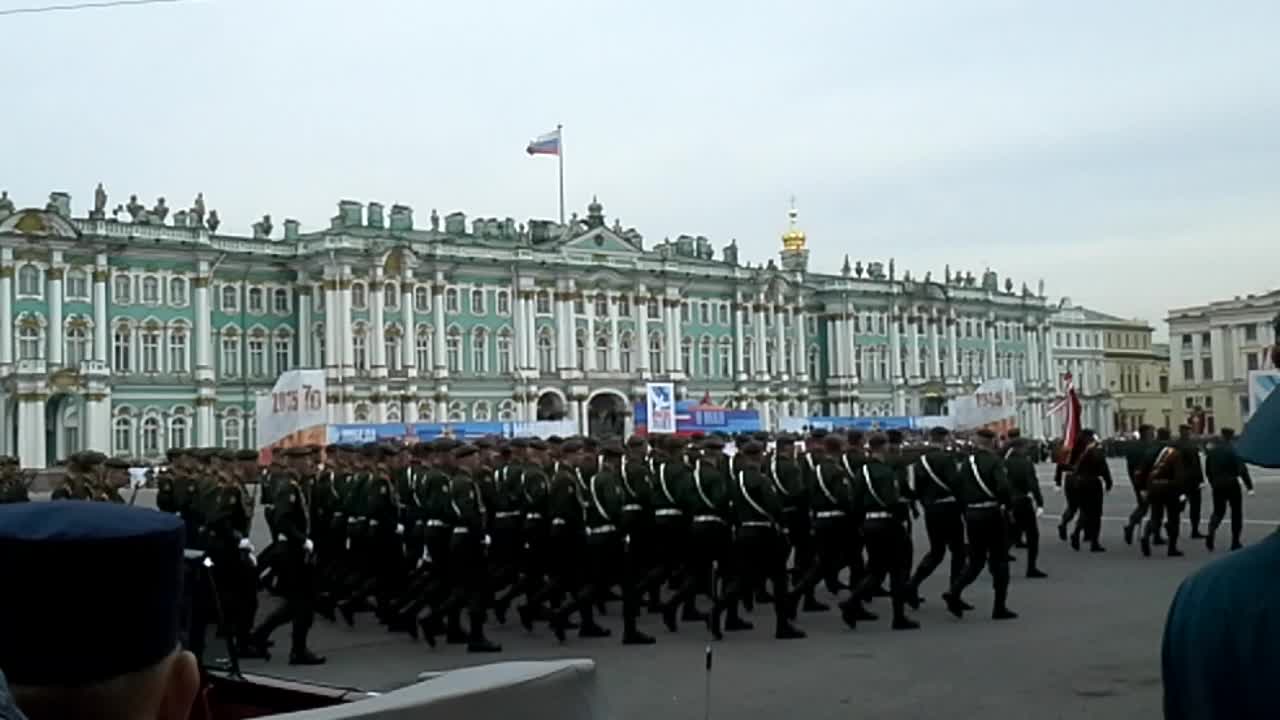 Выставка на дворцовой площади. Дворцовая площадь в Санкт-Петербурге. Парад в Петербурге. Парад Победы. Репетиция парада СПБ.