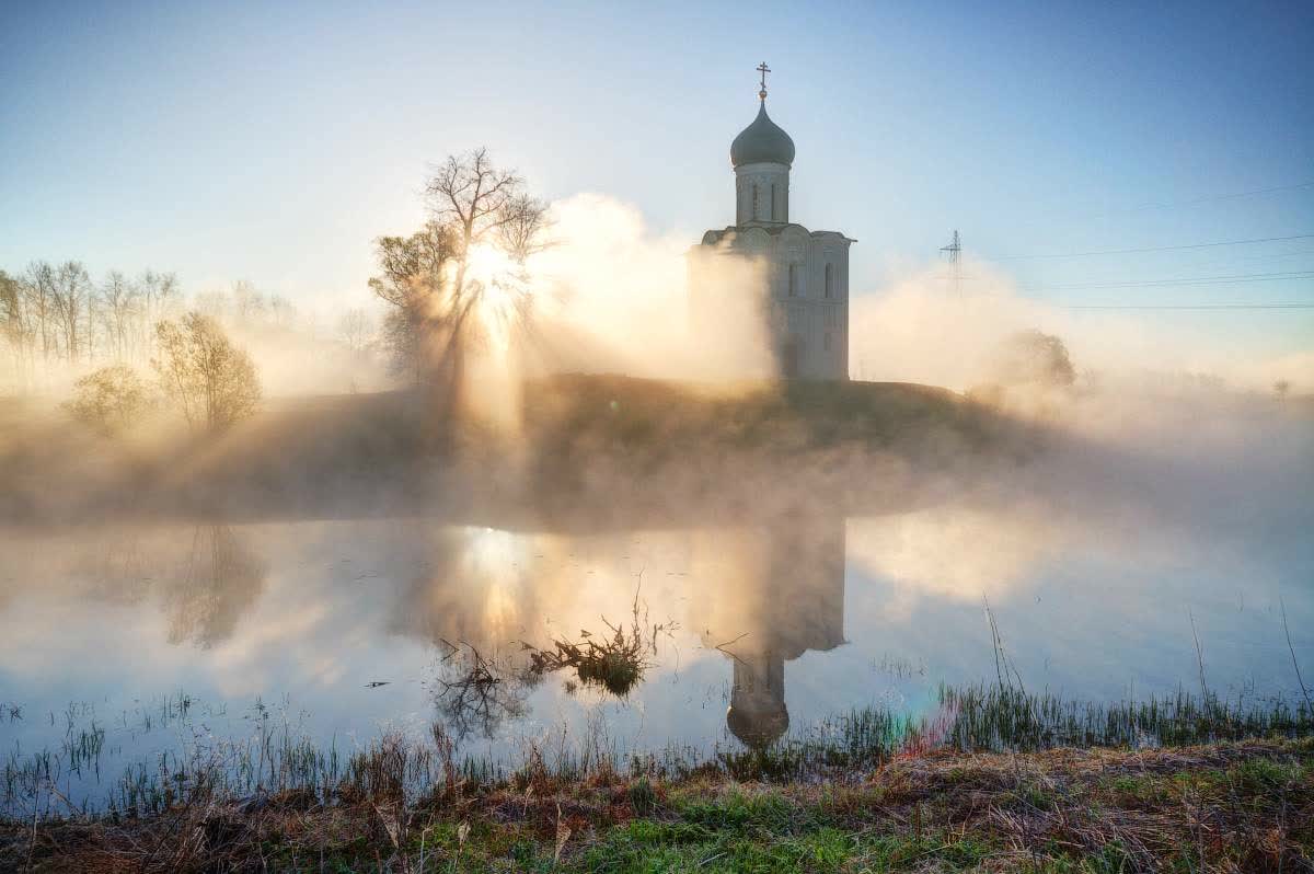 Фото православное утро. Церковь Покрова на Нерли туман и солнце. Русь храм туман. Новосибирск храм Церковь туман берег. Монастырь на Нерли в тумане.