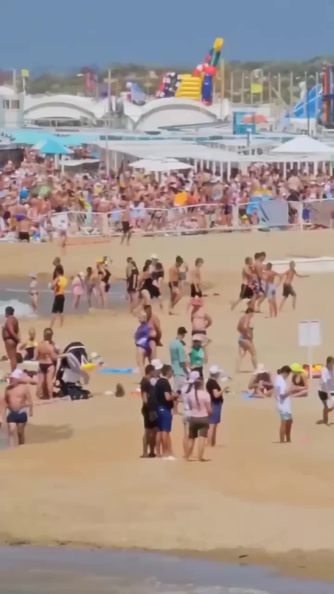люди на пляже в витязево