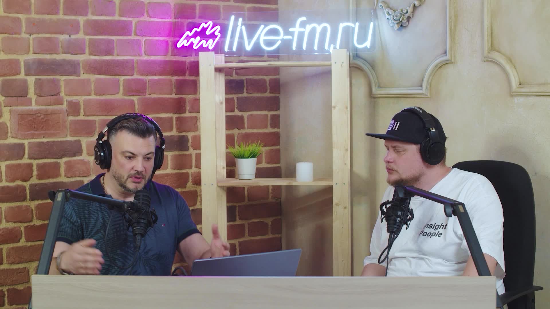 Певцы разбор. Денис майданов 2012. Певцы тургенев анализ. Певец с микрофоном. Певцы разбор.