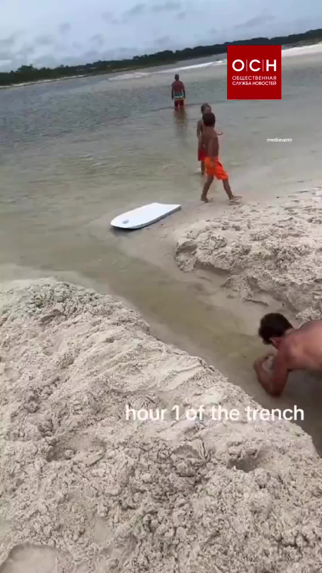 Копает могилу. Мужик вырыл канал и изменил. Мужик вырыл канал и изменил. Мотыга которая копает землю. Могильщики копатели могил.