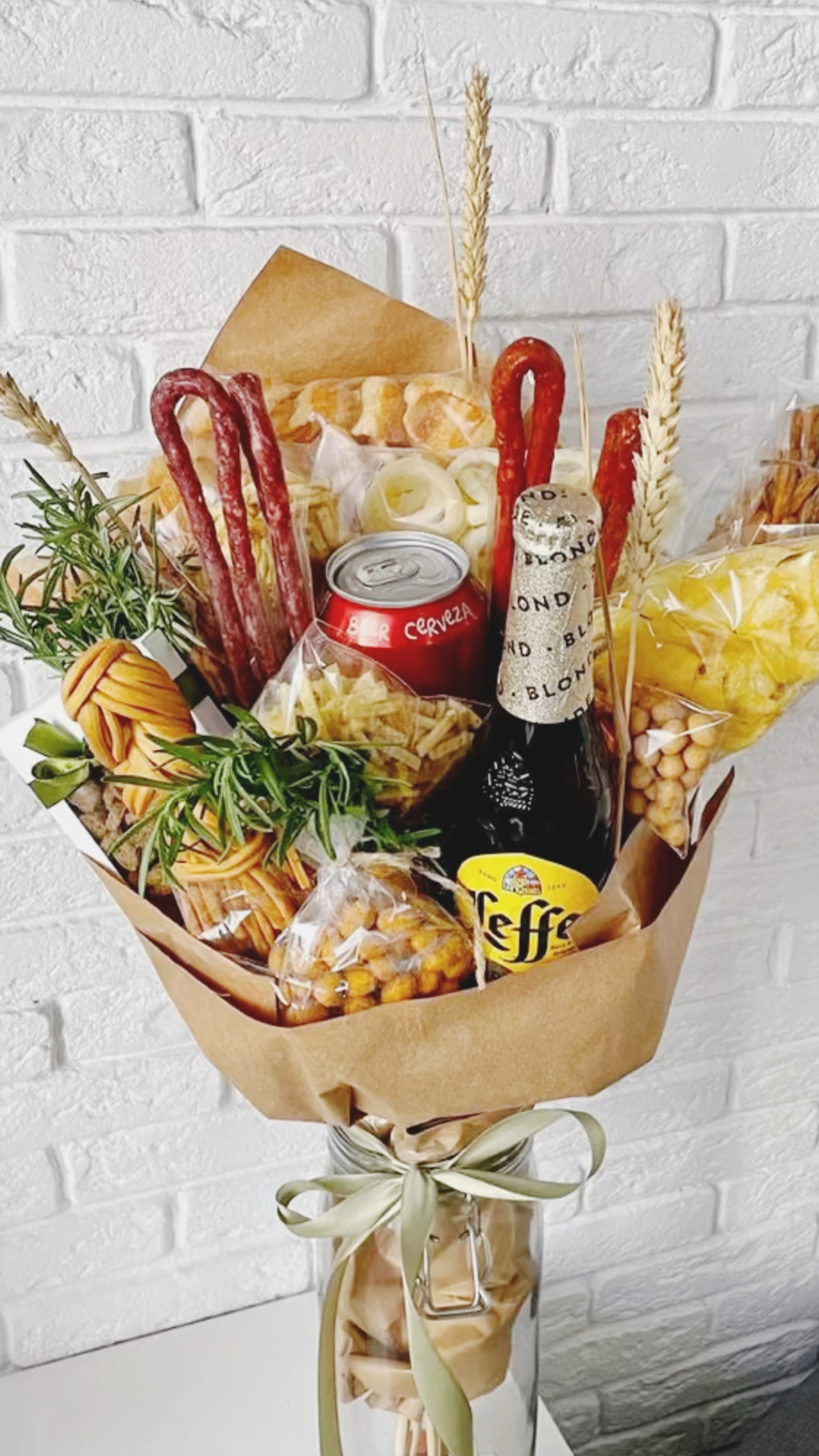 оригинальные букеты для мужчин. съедобные букеты для мужчин. пивной букет для мужчины на 23 февраля. съедобный пивной букет. как сделать мужской букет с пивом.