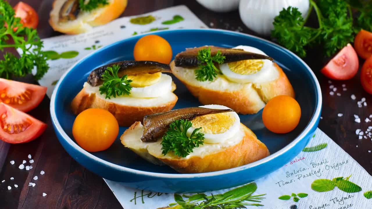 бутерброды со шпротами на праздничный. бутерброды с плавленным сыром и шпротами. бутерброды со шпротами и яйцом. тартинки со шпротами. бутерброд со шпротами и огурцом.