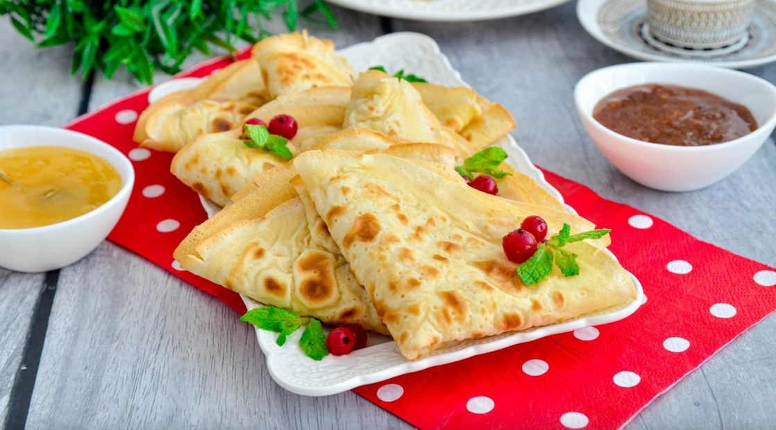 блины тонкие с дырочками. блины из кукурузной муки на молоке. блины со сметаной. блинчики из кукурузной муки. блинчики на молоке и воде с яйцами.