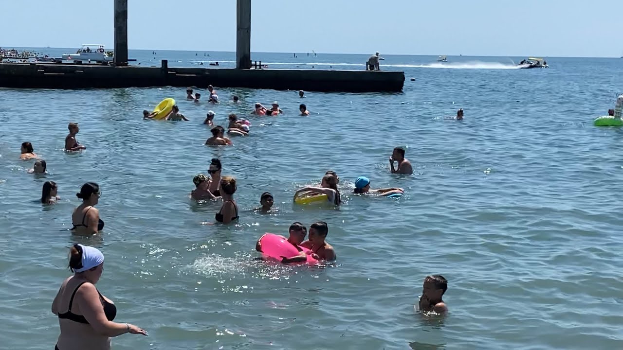 Море сочи сентябрь 2023. Набережная сочи 2023. Черное море сочи. Черное море сочи. Забитые пляжи сочи.