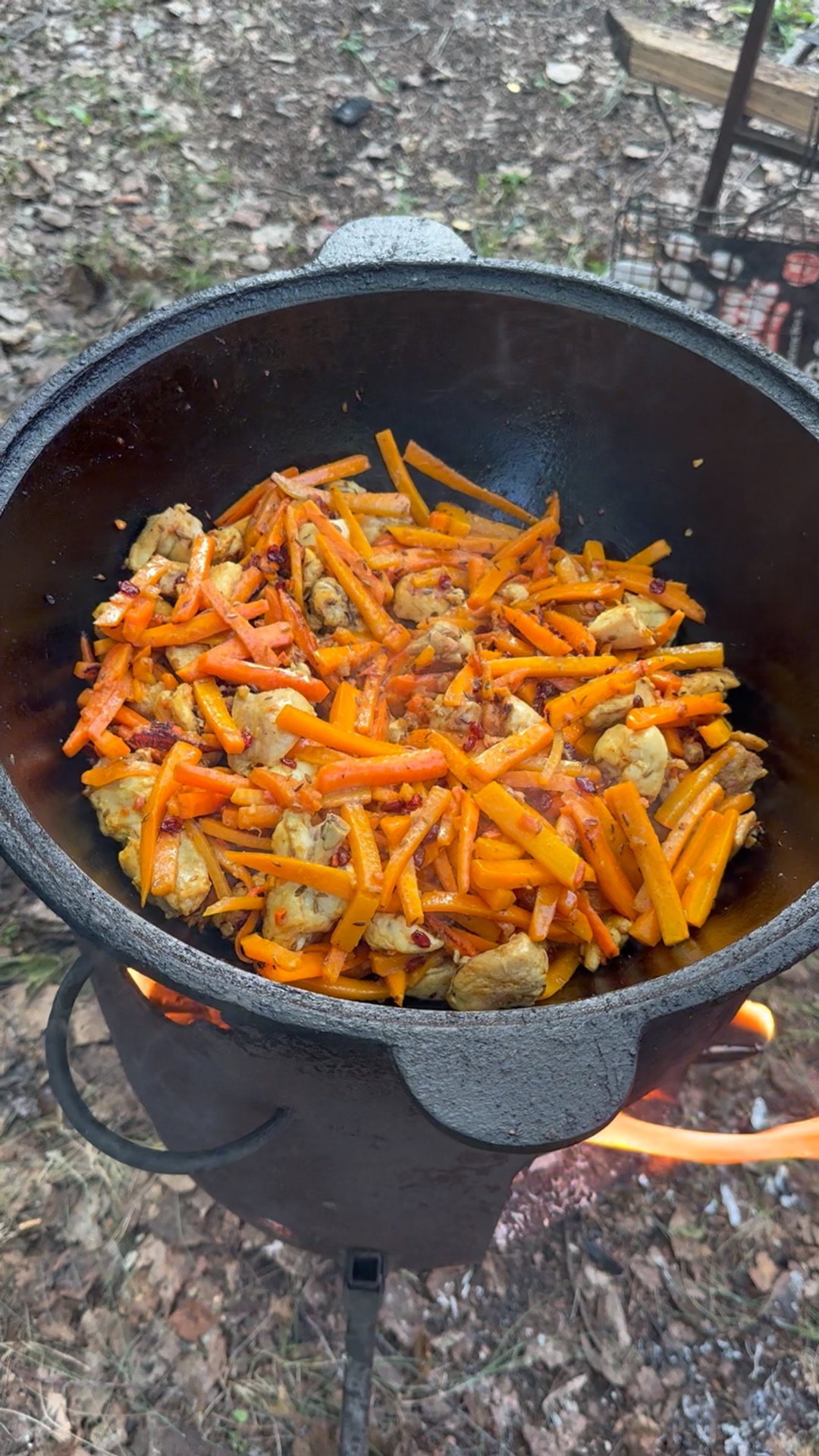 Уха в казане на костре из горбуши. Уха на костре в котелке. Уха в казане на костре из горбуши. Уха в казане на костре из горбуши. Уха из судака на костре в казане.