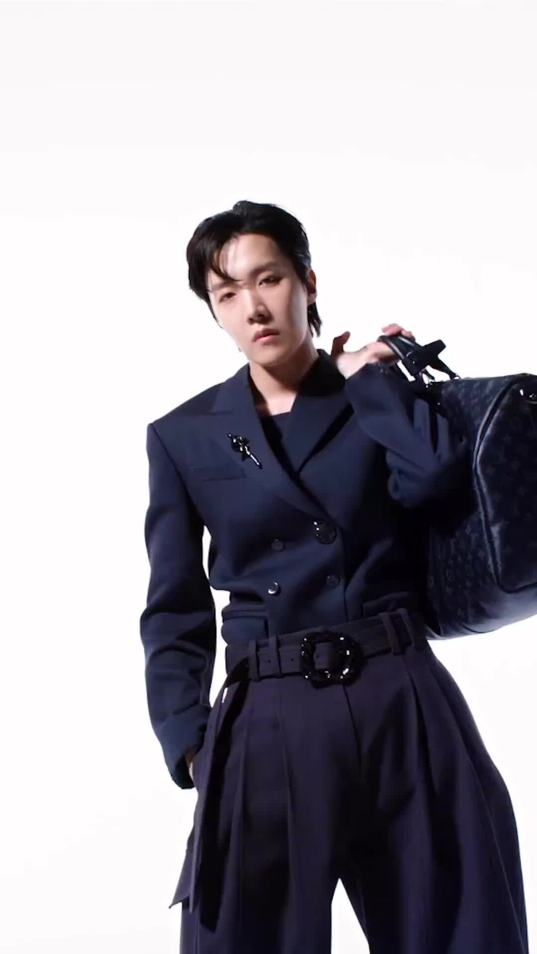 Магия Азии: BTS. K-pop. Аниме. Дорамы | Новая реклама сумок Keepall от  Louis Vuitton с Джей-Хоупом (J-Hope) из BTS. Красавец! | Дзен