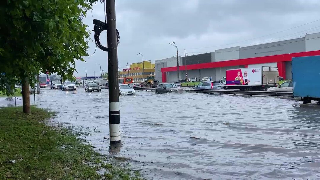 Водитель LADA Largus CROSS насмотрелся на паркетники и рискнул поехать ...