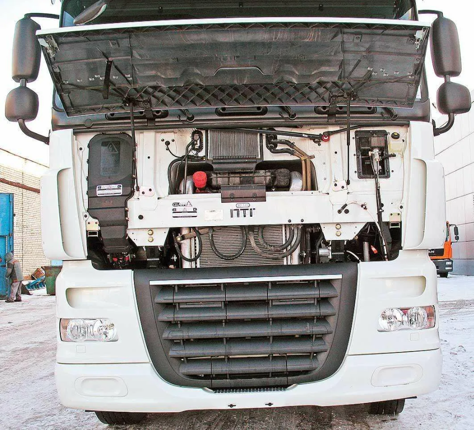 Датчики даф 105 где стоит. Даф 105 под капотом. Капот DAF xf105. Подкапотное пространства на Даф 105. Номер кабины Даф 95.