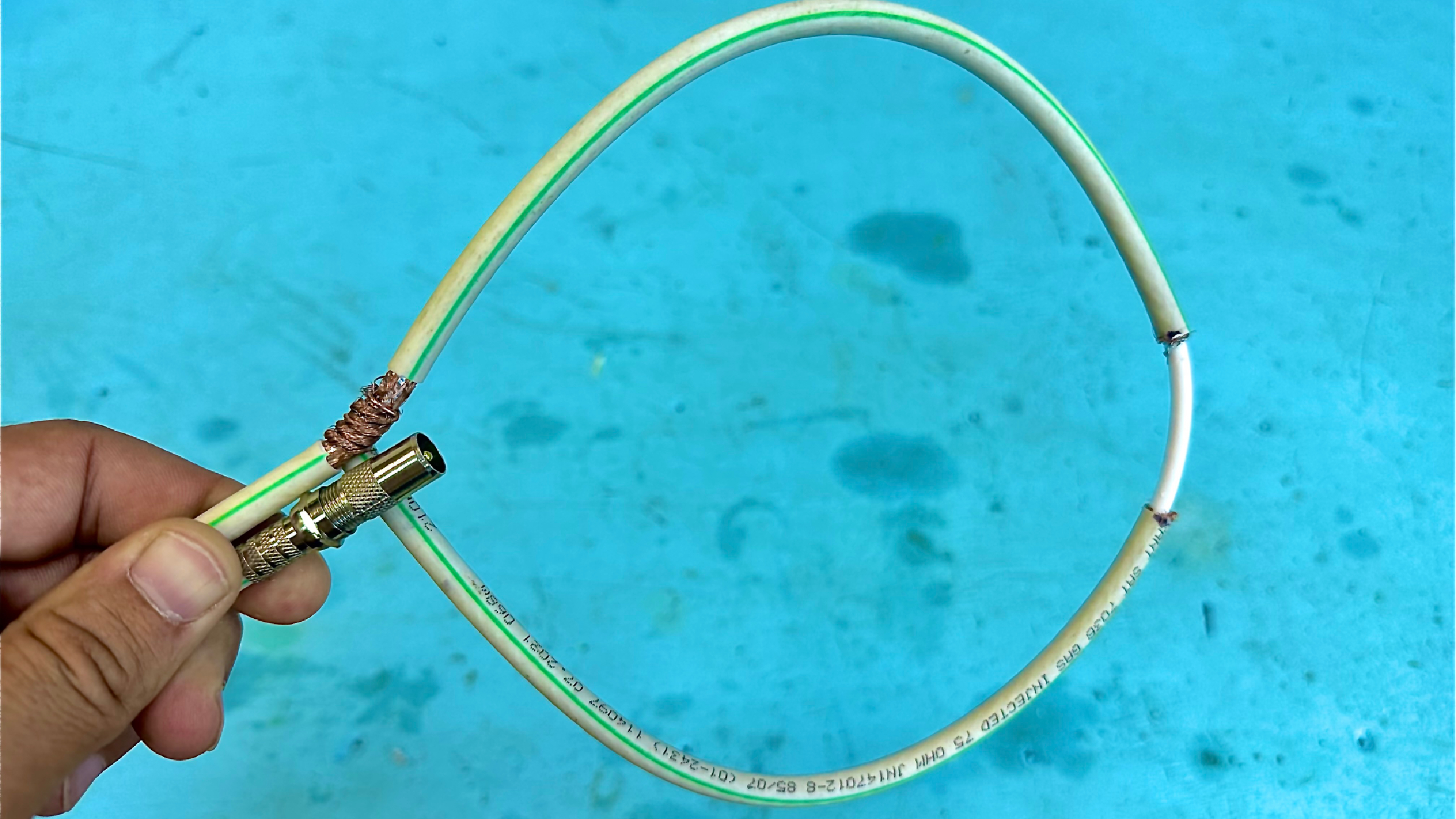 Антенна харченко dvb-t2. Антенна т2 петлевая. Антенна для двб т2 из кабеля. Антенна для цифрового тв dvb-t2 восьмерка. Антенна для цифрового тв из кабеля 75 ом.