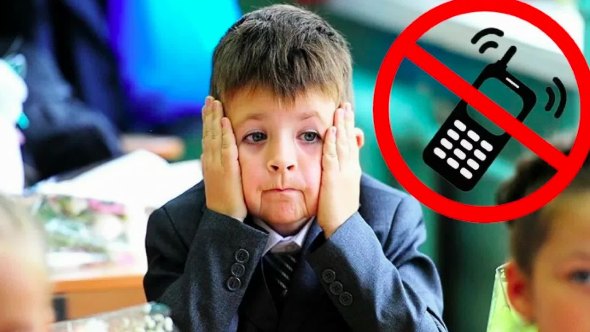 Пользоваться мобильным телефоном можно. Ученик с телефоном. Школьник с телефоном. Запрет телефонов в школе. Школьники на уроке.