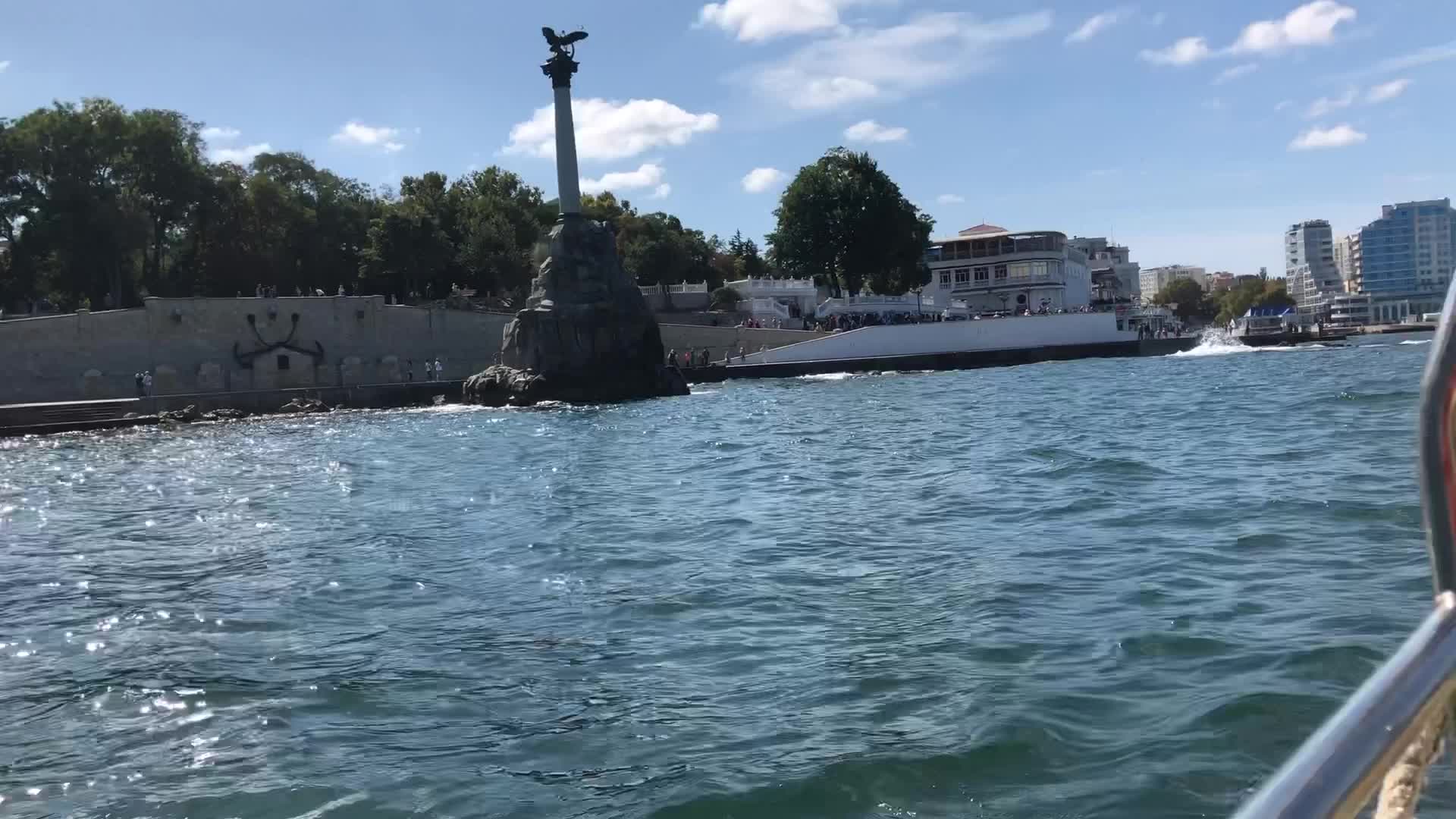 Потоп в севастополе. Памятник затопленным кораблям в Севастополе. Памятник затопленным кораблям в Новороссийске. Затопленные корабли в Севастополе. Затопление кораблей в Севастопольской бухте.