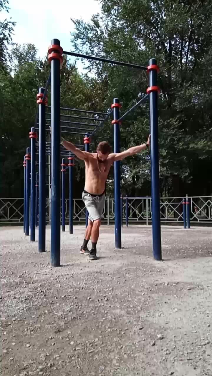 Упражнения на пресс на спортивной площадке