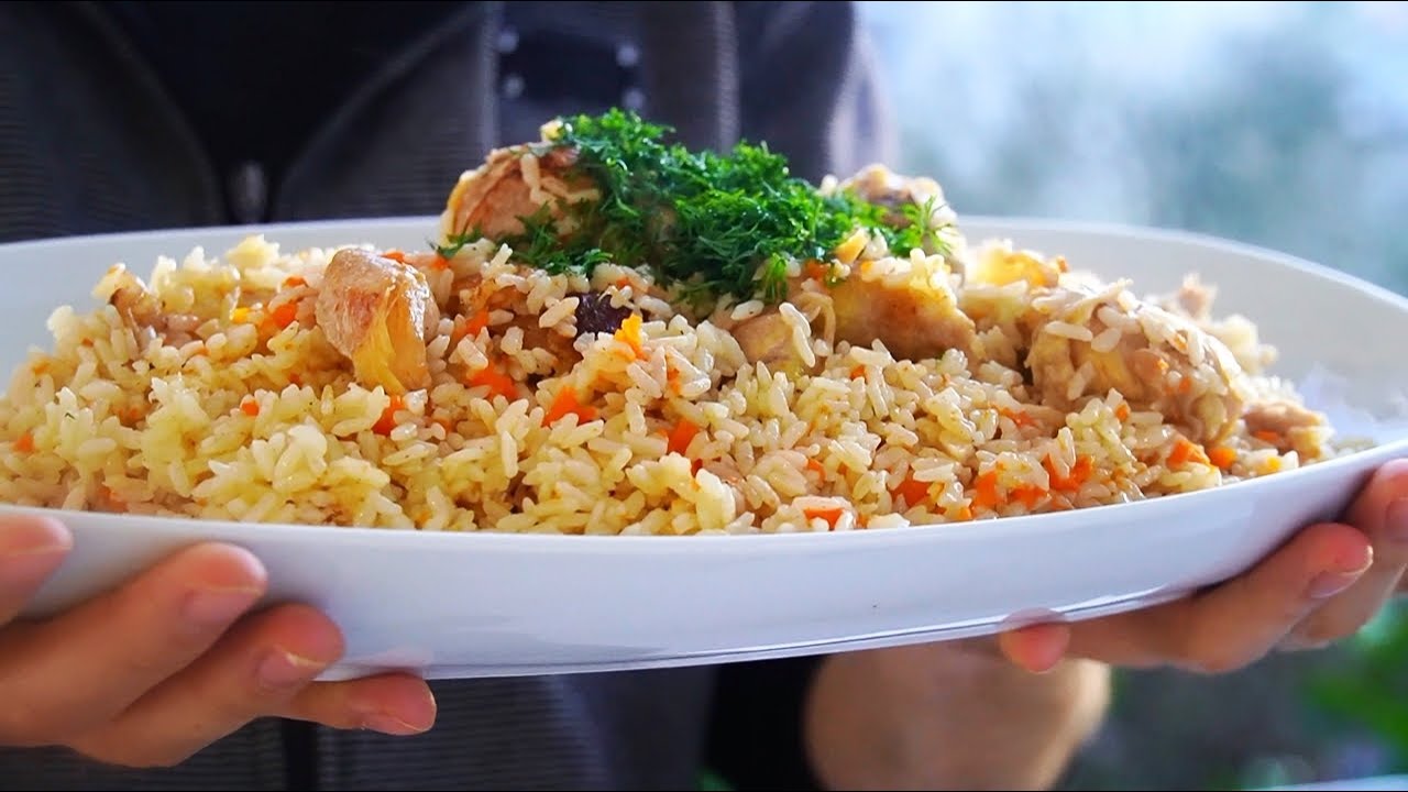 Желтый рассыпчатый плов с рисом. Плов с курицей на сковороде. Вкусный рассыпчатый плов. Плов с голенью курицы. Рассыпчатый плов с курицей.