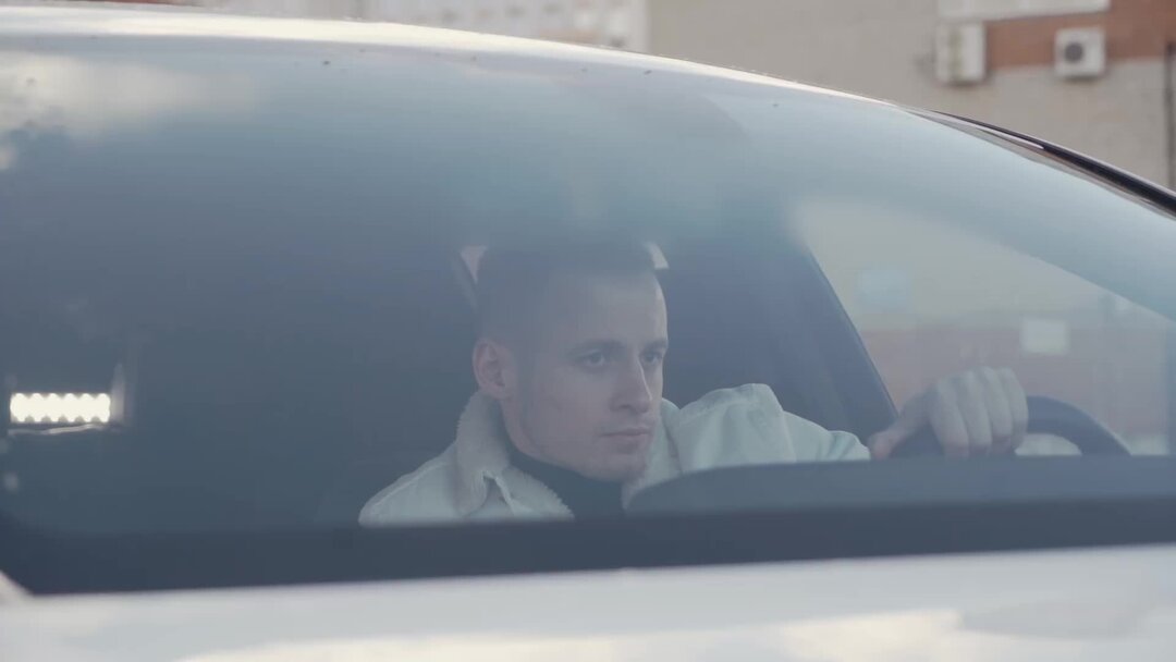 Жизнь как коробка шоколадных конфет никогда не знаешь какая начинка. Спокойной ночи помни обо мне. Ты вспоминаешь. Батраев а ты не вспомнишь никогда. Надписи на черном фоне.