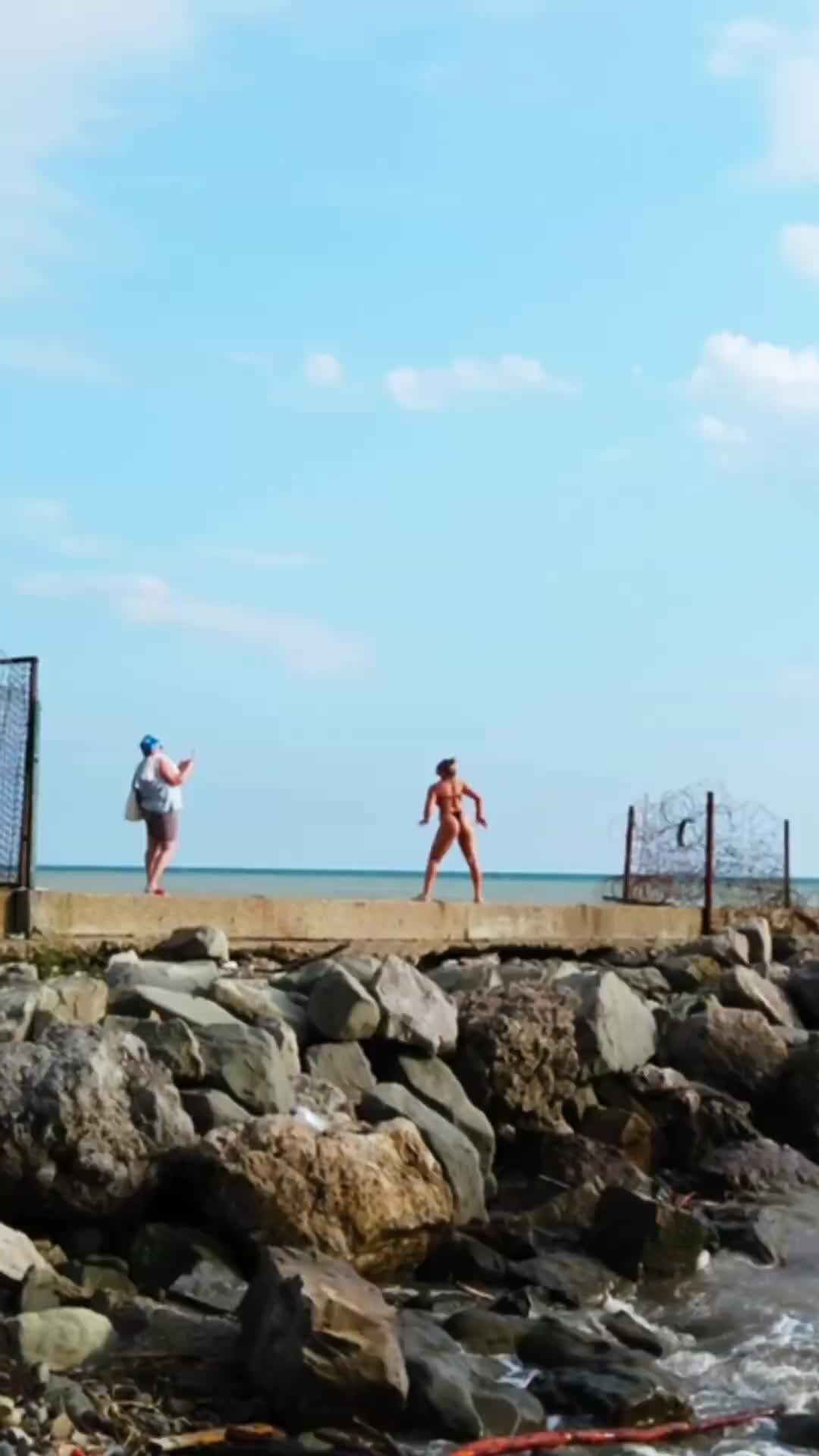 Стоковые видео по запросу Девушка пляж коктель
