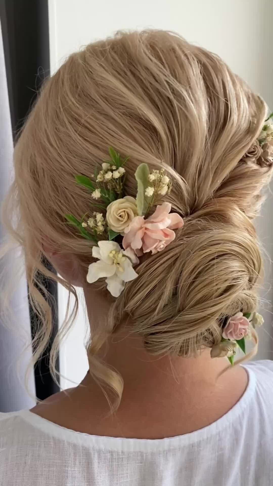 Прически с цветами в волосах на свадьбу