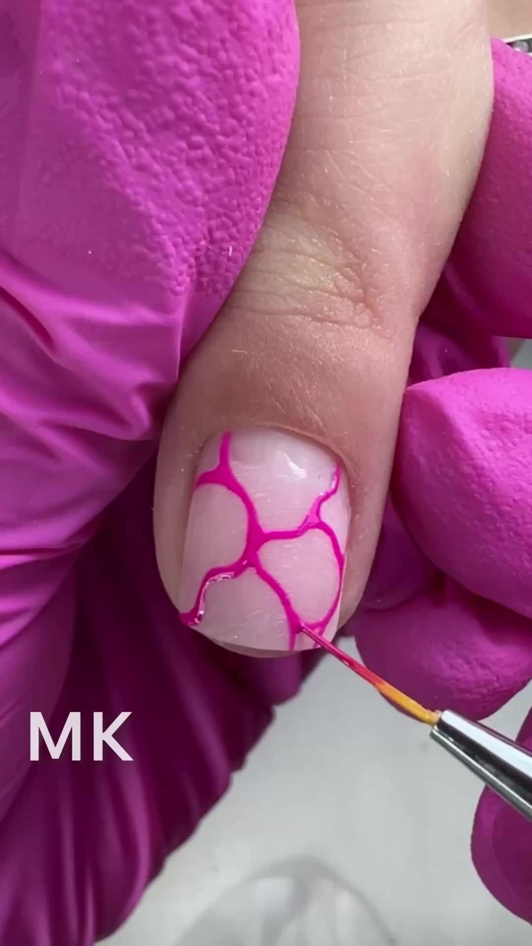 Рисунки маркером на ногтях