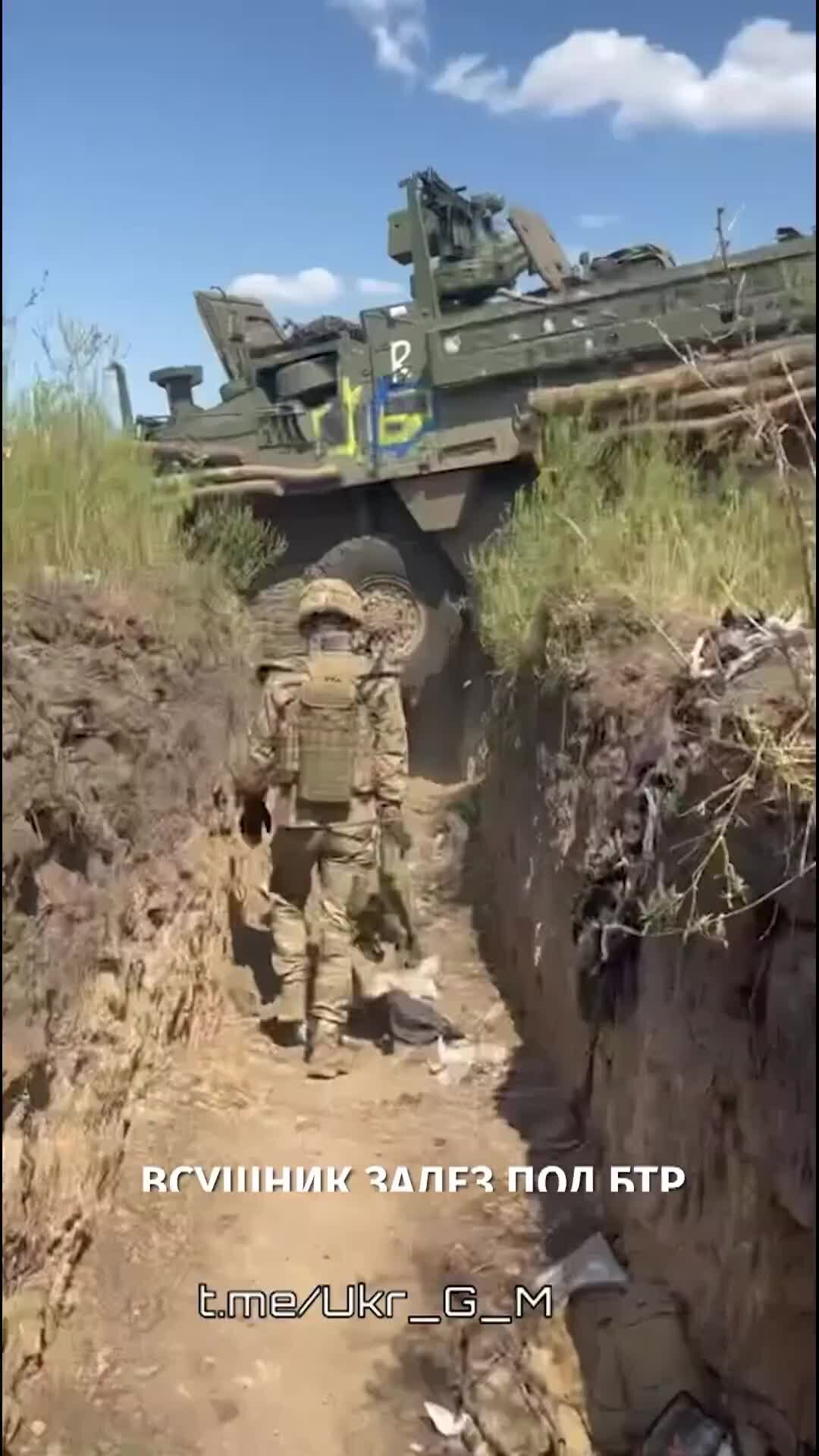 Известия | ВСУшник залез под БТР Stryker и понял, что машина не подлежит  восстановлению | Дзен