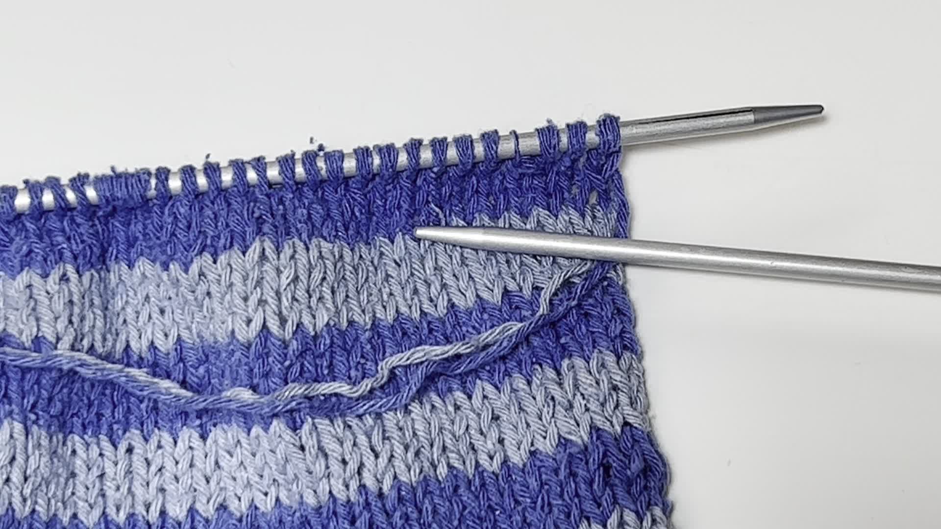 Жгутик 2 на2 спицами. Узор плетёнка спицами. Ленивый жаккард узор флорентийский фриз. Узоры с вытянутыми петлями. Мелкая коса спицами.