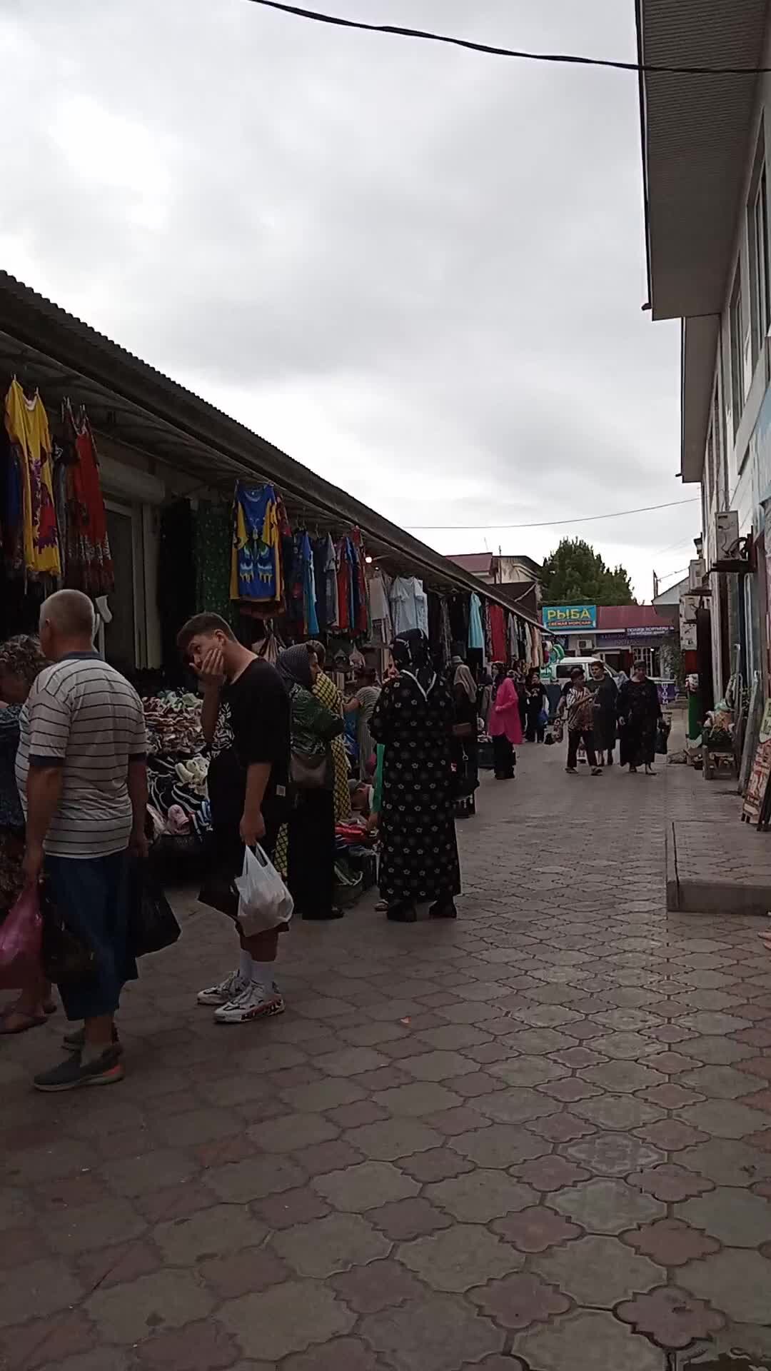 Жизнь незамечательных людей | Мы приехали в Каспийск. Погода так себе и на  море мы не пошли. И целый дом гостей, вчера друзья Андрея , сегодня  родственники его. Времени на себя, любимую