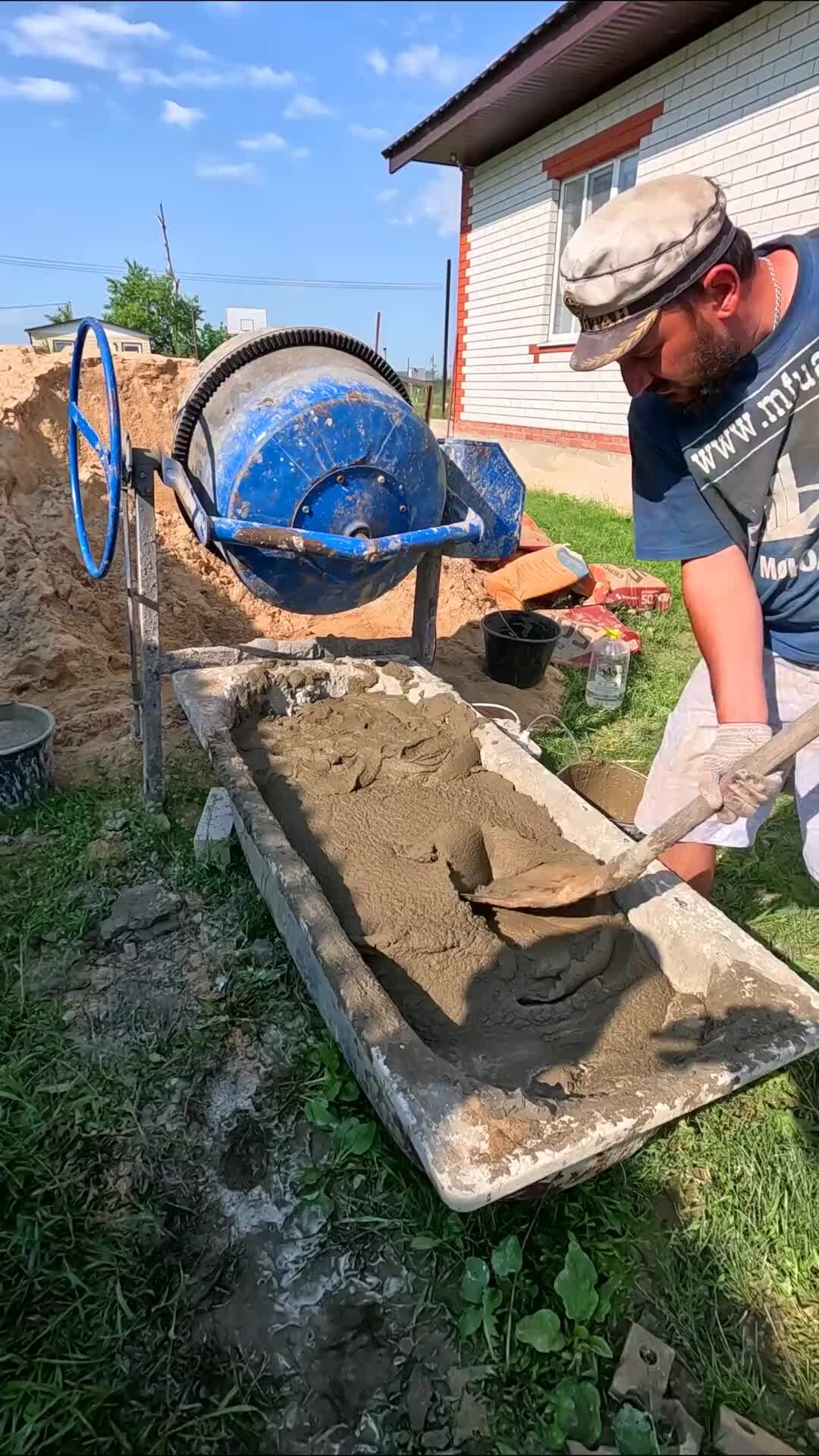 Профессия созидатели | Каменщики строят кирпичные столбы для забора | Дзен