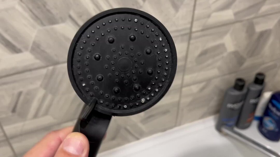 Душевая лейка плохо работает и брызгает по сторонам. Показываю, как ...