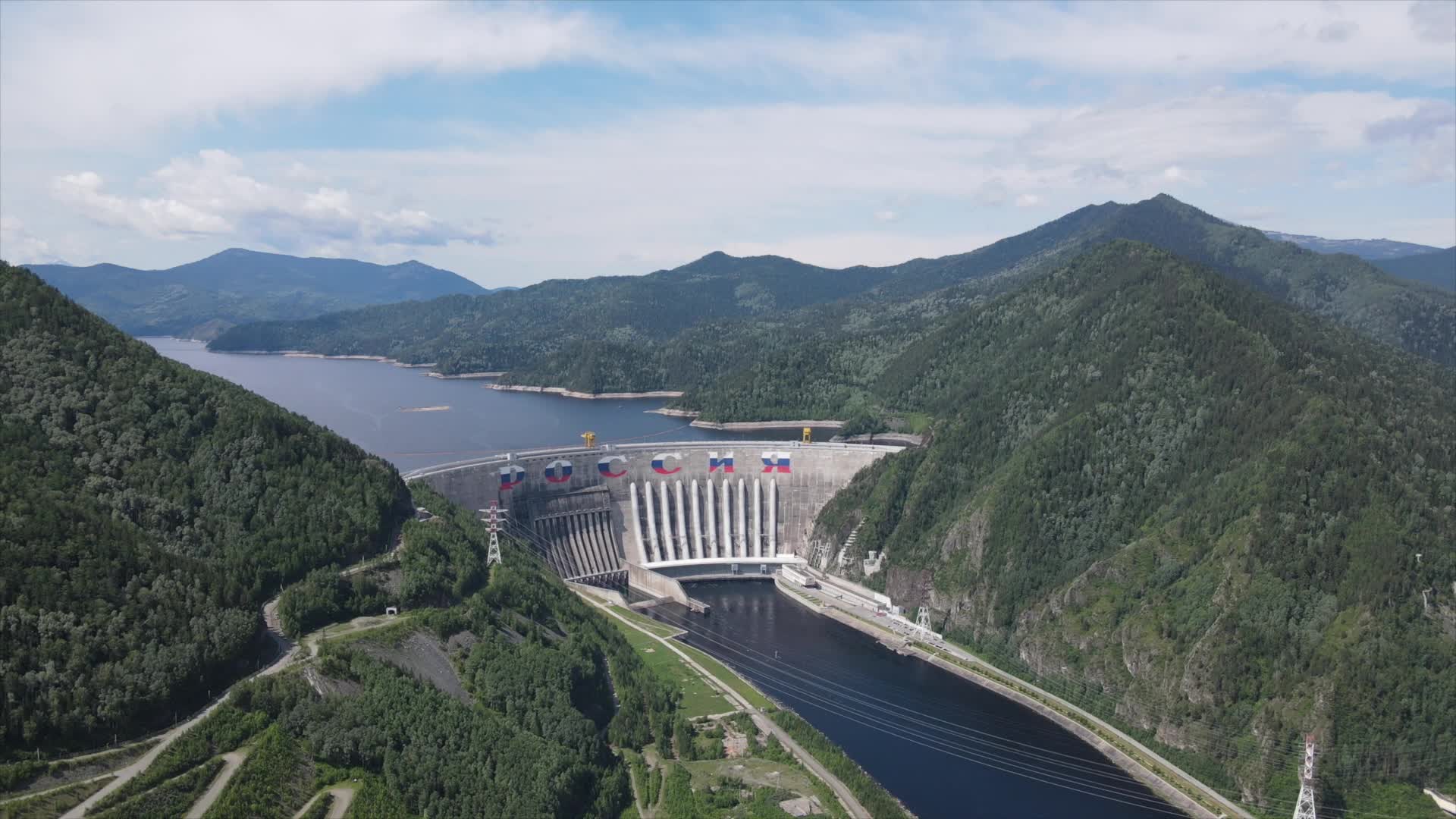 Саян шуйская гэс. Саяно-шушенская гэс. Плотина саяно шушенской гэс выше мгу. Хакасия саяно шушенская гэс. Саяно шушенская плотина.