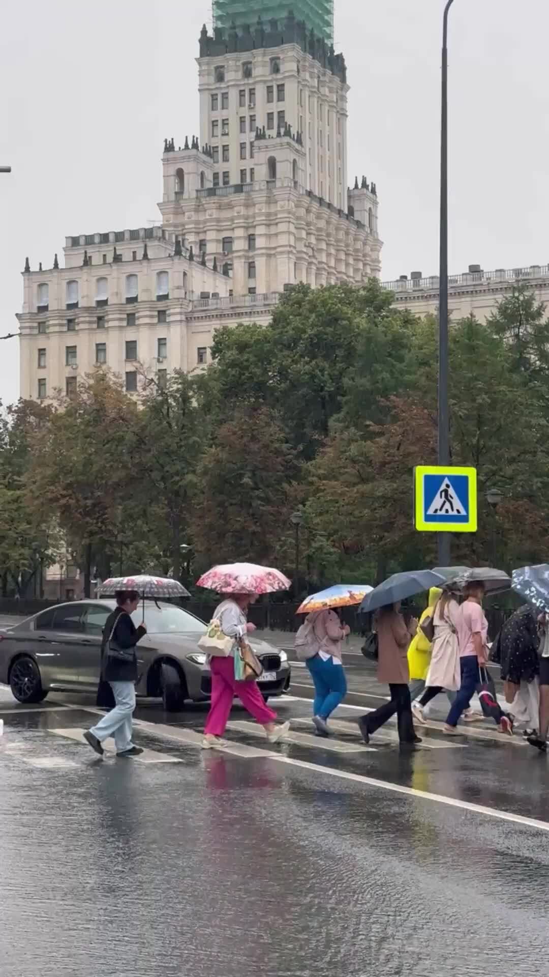 Непарадная Москва | Атмосферное видео про московский дождь ☔️ . Перед вами  Новая Басманная улица 🤩 | Дзен