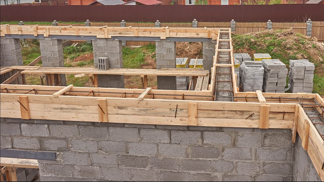 армопояс для керамзитобетонных блоков. бетонный пояс. армопояс керамзитоблоков. опалубка для армопояса. балки перекрытия на керамзитные блоки.