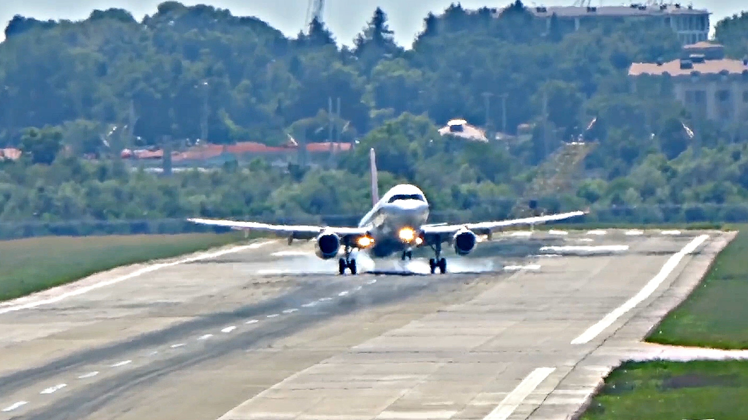 Видео 13 30. Посадка самолета. Самолет до Сочи. Су-13 самолет. Самолет садится в аэропорт.