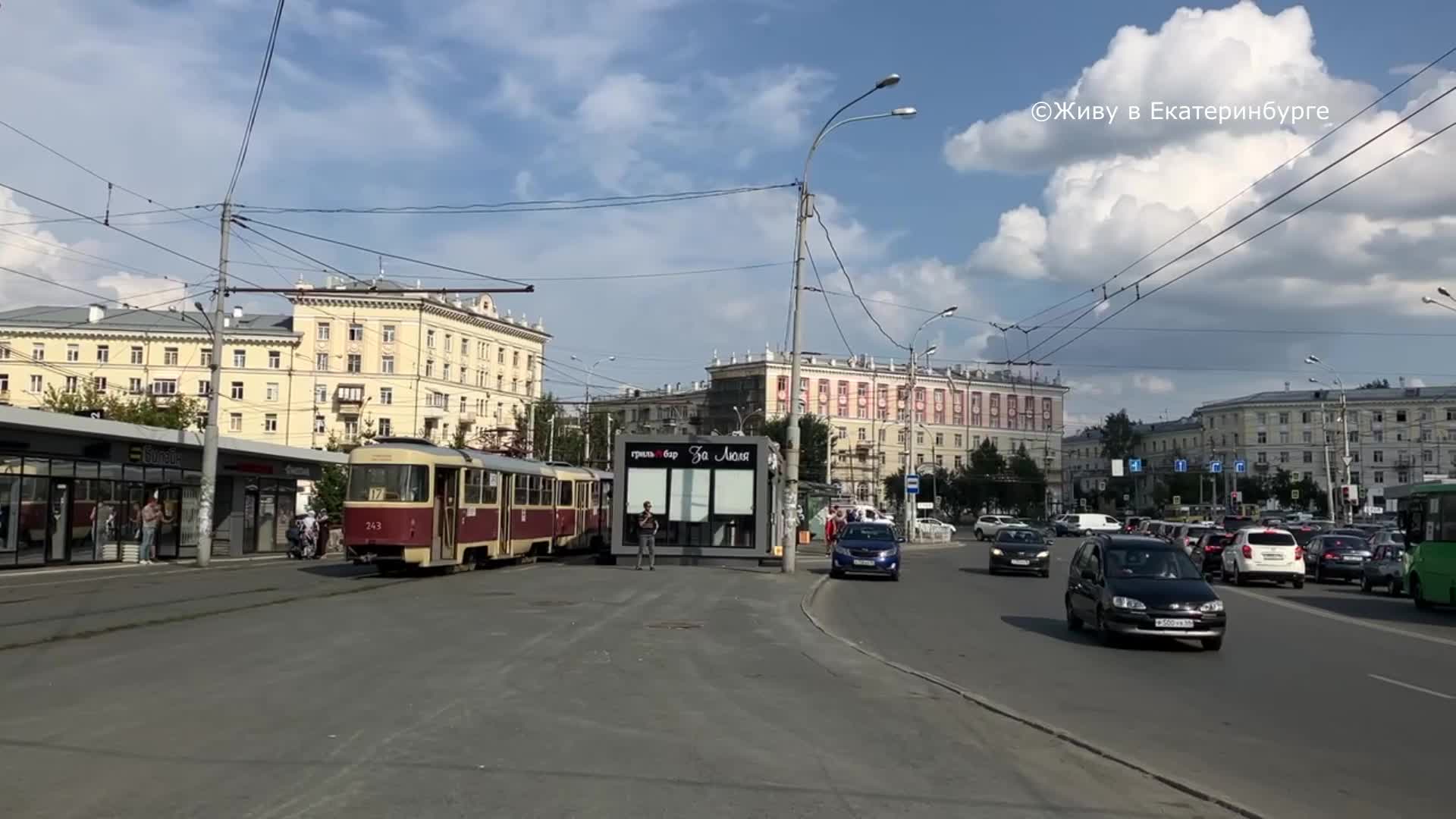 остановка метро уралмаш